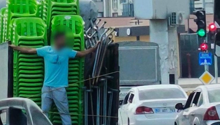 Trafikte ölümle dans! Kamyonet kasasında şoke eden yolculuk