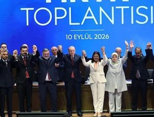4 belediye başkanı AK Parti’ye katıldı: Rozetlerini Cumhurbaşkanı Erdoğan taktı