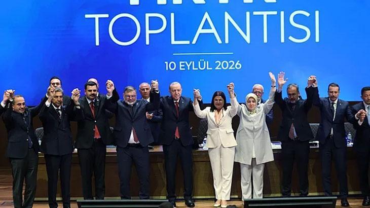 4 belediye başkanı AK Parti’ye katıldı: Rozetlerini Cumhurbaşkanı Erdoğan taktı