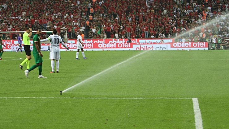 Amedspor-Beşiktaş maçı oynandığı sırada saha içerisinde büyük sürpriz