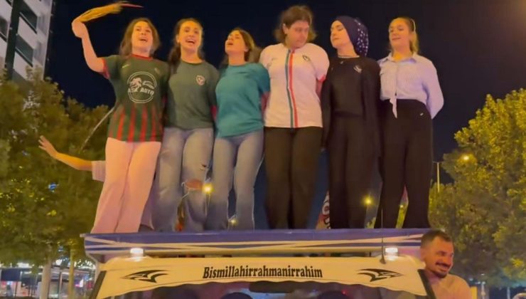 Amedspor’un zaferi böyle kutlandı! Kamyon kasasında halay