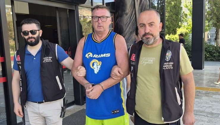 Antalya’da skandal! İngiliz turist Türk bayrağına tükürdü, tutuklandı