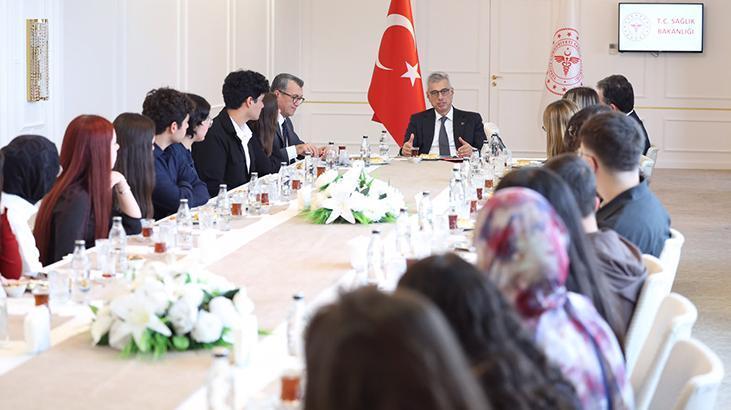 Bakan Memişoğlu, tıp fakültelerine derece ile giren öğrencilerle buluştu