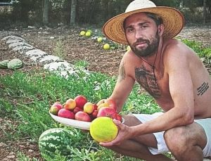Bir zamanlar milyonlarca kişi onu izliyordu! Şimdi bahçesinde domates, karpuz yetiştiriyor