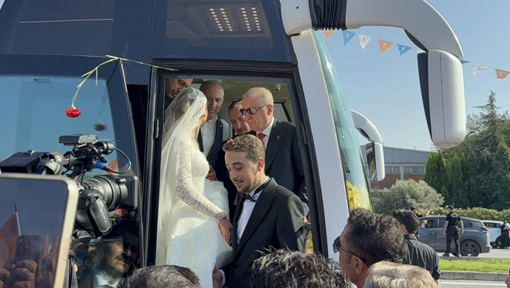 Cumhurbaşkanı Erdoğan, genç çifti otobüsüne davet etti