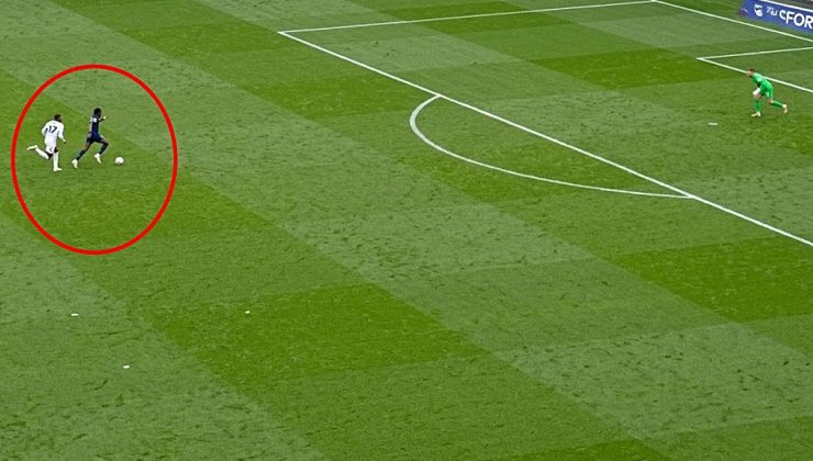 Derbide inanılmaz an! 90. dakikada gol yememek için yaptığı şeye beğeni yağıyor