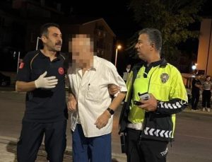 Direksiyon başında kalp krizi geçiren yaşlı adamın imdadına polis memurları yetişti