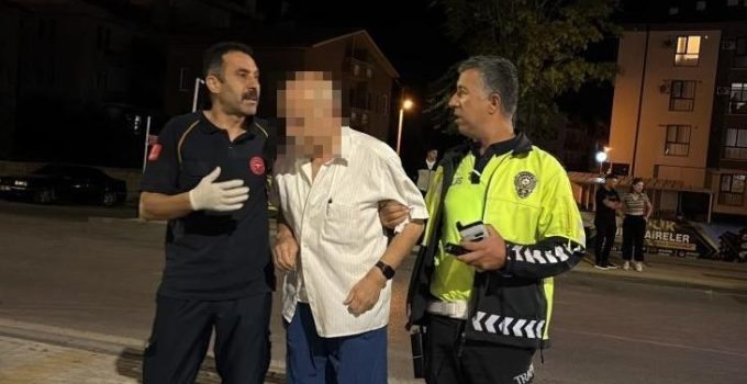 Direksiyon başında kalp krizi geçiren yaşlı adamın imdadına polis memurları yetişti