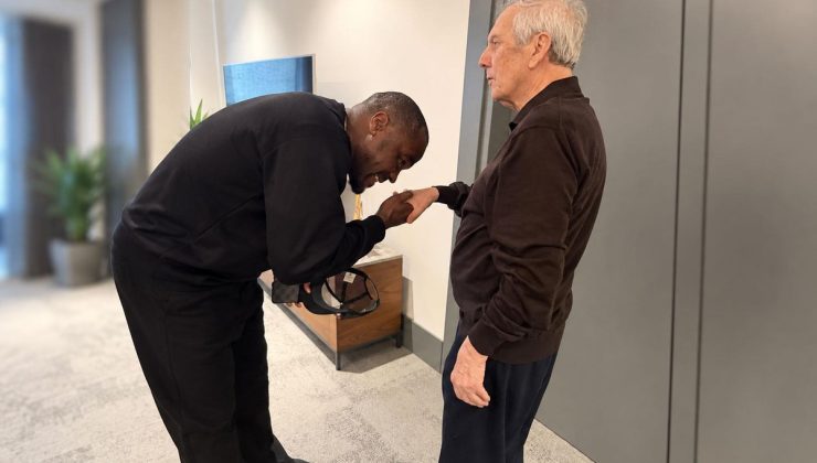 Emenike’den Aziz Yıldırım’a vefa ziyareti! Elini öpüp “Aziz Baba” dedi