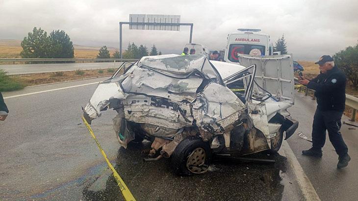Eskişehir’de TIR dehşeti! Otomobil hurdaya döndü: 2 ölü