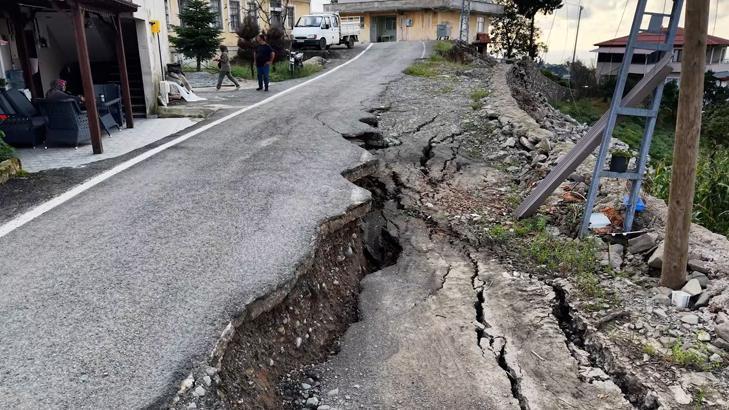 Rize’de sel felaketi! Yol 60 santimetre çöktü, istinat duvarı ayakta kaldı: ‘Bir anda her şey bitti’