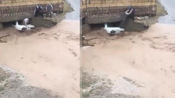 Sel sularına kapıldılar! Köylüler otomobilden böyle kurtardı