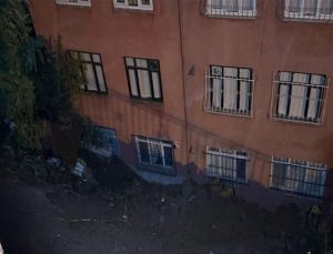 Şiddetli yağışlar toprak kaymasına neden oldu! Binadaki 25 kişi tahliye edildi