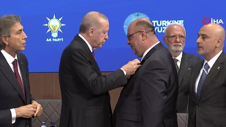 Son dakika…9 belediye başkanı AK Parti’ye katıldı! Rozetlerini Erdoğan taktı