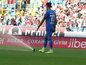 Süper Lig’de ilginç anlar! Maç oynanırken kimse ne olduğunu anlayamadı