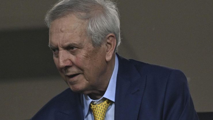 Takımı geride olan Aziz Yıldırım devre arasında harekete geçti