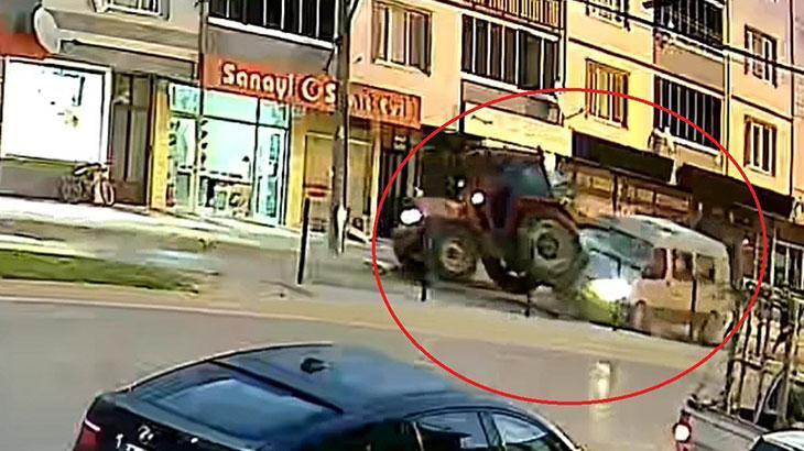 Tarım işçilerini taşıyan minibüs, park halindeki traktöre çarptı! 10 kişinin yaralandığı kaza kamerada