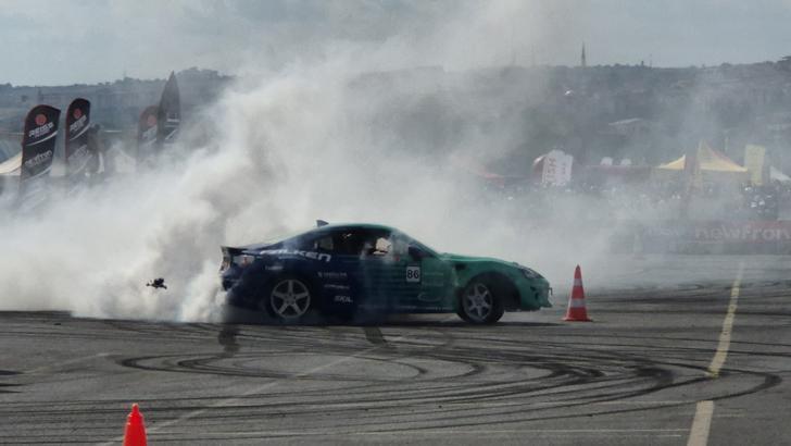 Tekirdağ’da drift festivali nefes kesti! 120 özel araç piste çıktı, ortalık dumanla kaplandı