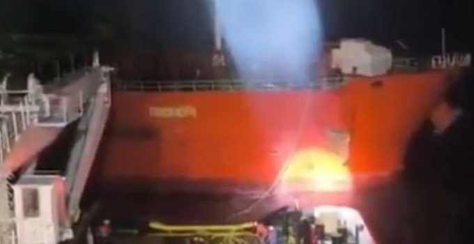 Tonlarca petrol yüklü Rus gemisi Marmara adası açıklarında arızalandı