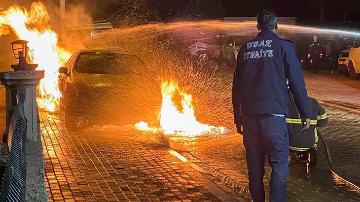 Uşak’ta park halindeki otomobil yandı