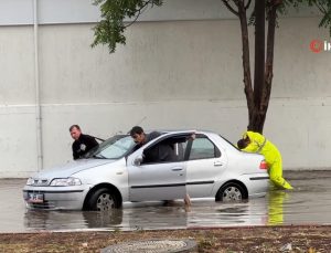 Uşak’ta sağanak yağış! Yollar göle döndü
