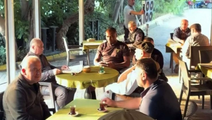 Yıldız golcü yıllar sonra İstanbul’da! Kahvehanede oturup kivi içti