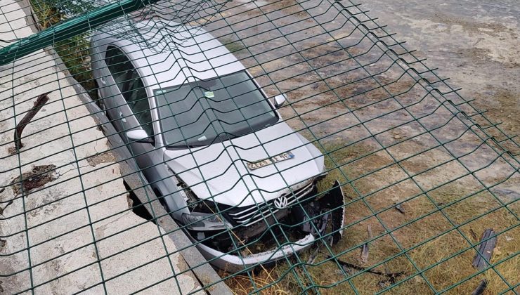 Zeytinburnu’nda şaşkına çeviren kaza! Park etmek isterken otomobiliyle 3 metre yükseklikten boş araziye düştü