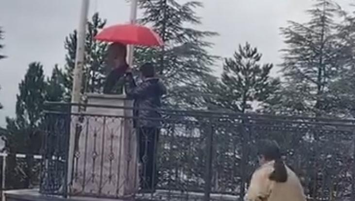 11 yaşındaki Alperen’den yağmur altında duygulandıran hareket! Atatürk büstüne şemsiye tuttu