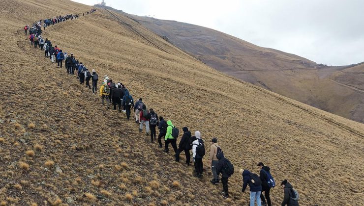 277 kişi 3 bin 200 metrede! Zirvede büyük gurur