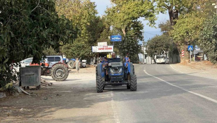 71 yaşındaki Muhuttin Koldaş, köyün çocuklarını traktörüyle antrenmana taşıyor! Kuruş almıyor