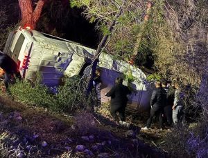 Antalya’da dağcıları taşıyan minibüs şarampole devrildi: 15 yaralı