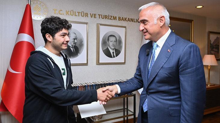 Bakan Ersoy, Türkiye derecesi elde eden Ahmet Deniz’i ağırladı