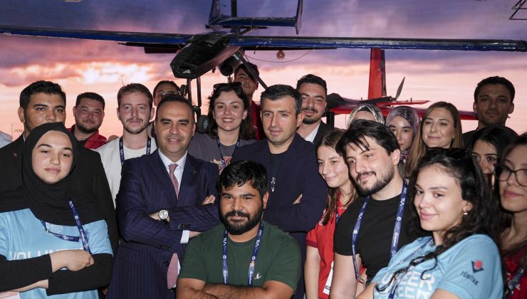 Bakan Kacır ve Selçuk Bayraktar, IAC 2026’yı ziyaret etti
