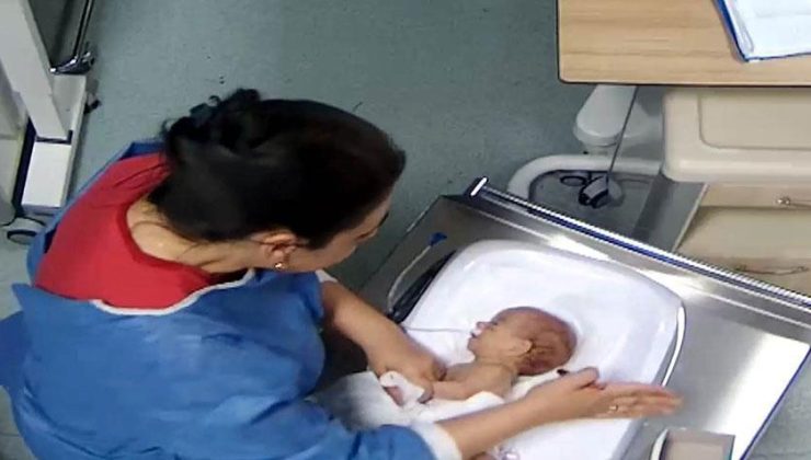 Bebeğe kuvözde şiddet davasında kritik rapor! Aile isyan etti: Bizimle dalga geçer gibi