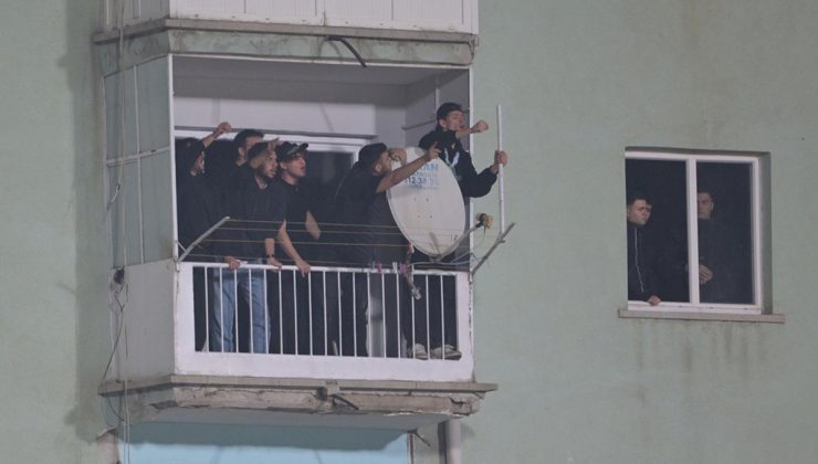 Bilet bulamayan Bursaspor taraftarı maçı stadın çevresindeki evlerde takip etti