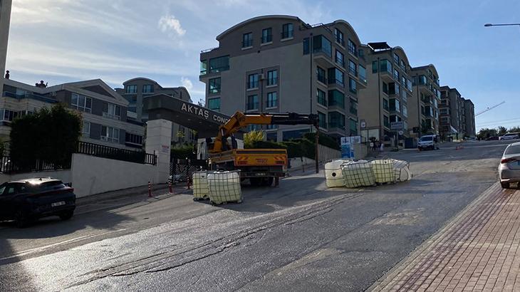 Bursa’da kamyondan düşen tanklardaki sülfürik asit yola sızdı: Cadde trafiğe kapatıldı