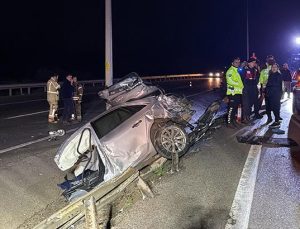 Çanakkale’de otomobil aydınlatma direğine çarptı: 2 ölü