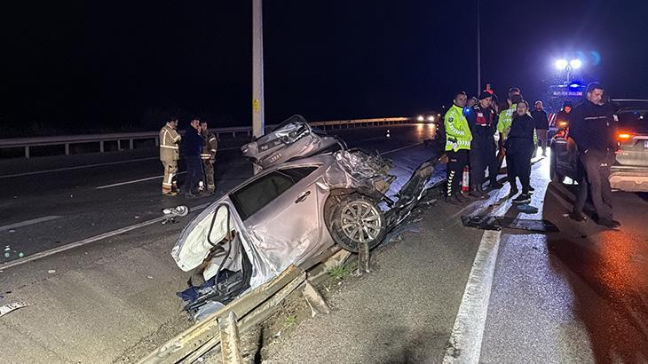 Çanakkale’de otomobil aydınlatma direğine çarptı: 2 ölü