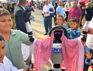 CANİKMAN, TEKNOFEST Güneydoğu’da puşi takıp dans etti