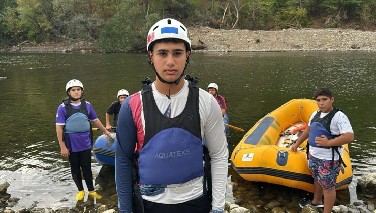 Depremde ağabeyini kaybeden Emir, öğretmeninin davetiyle başladığı raftingde 10 kez Türkiye şampiyonu oldu