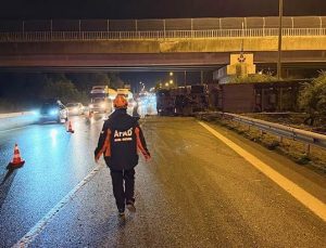 Düzce’de feci kaza! Anadolu Otoyolu’nda parfüm yüklü tır devrildi