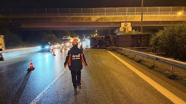 Düzce’de feci kaza! Anadolu Otoyolu’nda parfüm yüklü tır devrildi