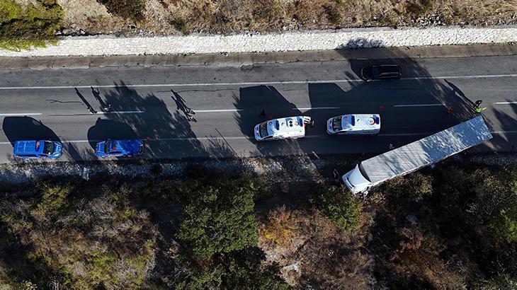 Edirne’de kamyonet, karşı şeride geçen TIR’a çarpıp devrildi; 4 yaralı