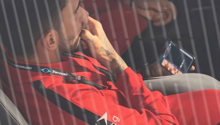 Emirhan Topçu’nun yedek kulübesinde okey oynadığı anlar ortaya çıktı
