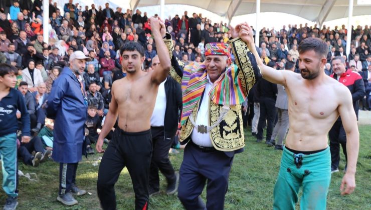 Erzurum’da Cumhuriyet ile yaşıt gelenek! Uzundere’de başpehlivanlık mücadelesi nefes kesti