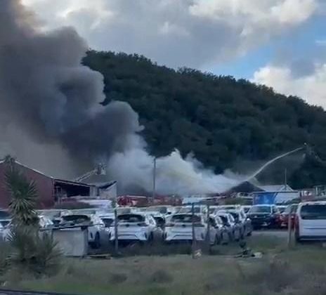 Eyüpsultan’da yediemin otoparkında yangın çıktı