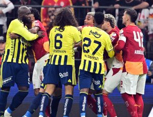 Galatasaray-Fenerbahçe derbisi adeta kavgayla başladı