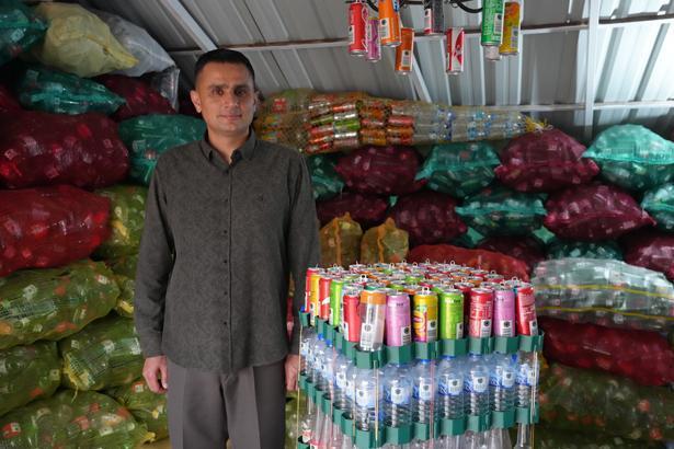 Geri dönüşüm için kolları sıvadı, 100 bin içecek ambalajı biriktirdi! Kampanyada birinci oldu