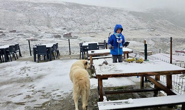 Hava bir anda değişti! Sağanak yerini kara bıraktı