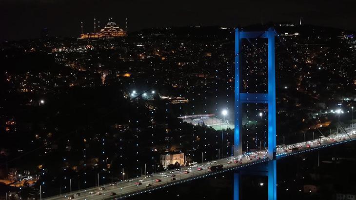 İstanbul Boğazı’nda büyüleyici manzara! Köprüler 3 Ekim Türk Dünyası Günü için turkuaza büründü